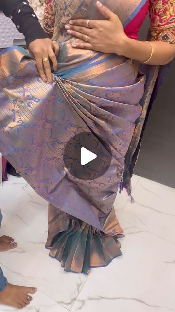 Blouse On Designer Saree, How To Look Elegant In Saree, How To Saree Draping, Heavy Saree Draping Styles Modern, Stylish Saree Draping Style, Saree Dropping Ideas, Elegant Saree For Wedding, Elegant Saree Look For Wedding, Blouse Design For Fancy Saree