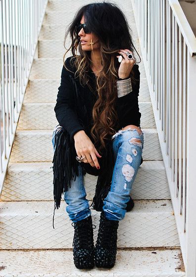 Black Look Boho Chic, Boho Mode, Rocker Girl, Mode Boho, Beauty And Fashion, Mode Inspiration, Jeffrey Campbell, Look Cool, Ripped Jeans