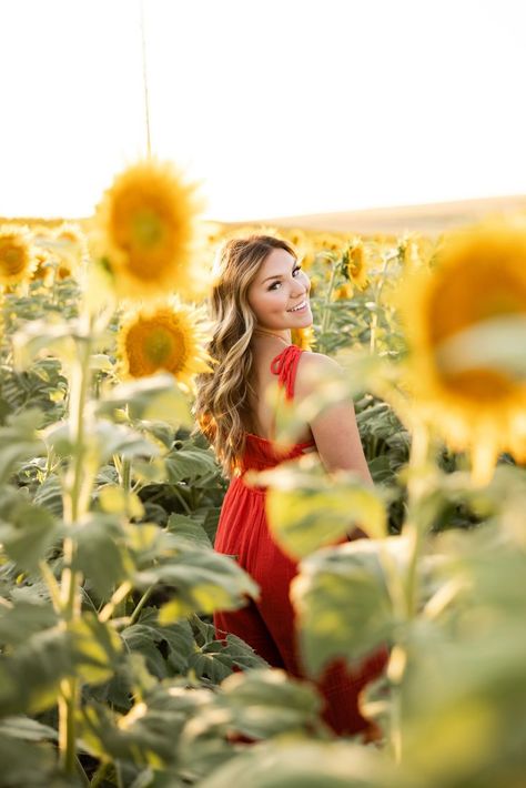 Senior girl in red romper in a sunflower field at sunset. Pictures With Sunflowers, Sunflower Field Photography, Sunflower Field Pictures, Field Senior Pictures, Sunflower Photoshoot, Senior Photoshoot Poses, Unique Senior Pictures, Senior Portraits Girl, Sunflower Photography