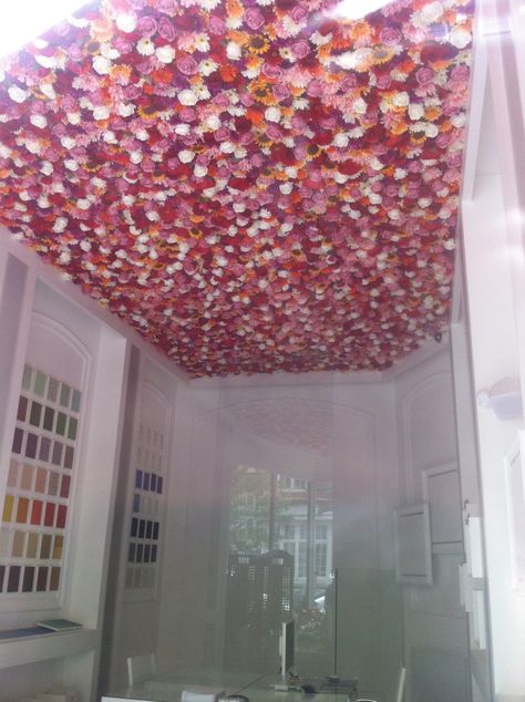 Flower feature ceiling | International Visual Floral Ceiling Bedroom, Fake Flowers Decor, Ceiling Covering, Flower Room Decor, Flower Ceiling, Esthetician Room, Barber Shop Decor, Flower Room, Pinterest Room Decor