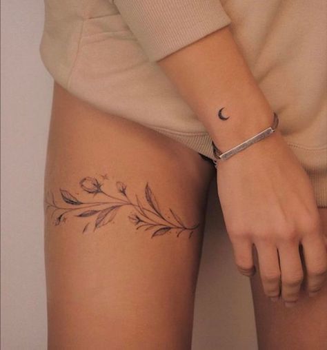 Feminine Thigh Tattoos, Small Thigh Tattoos, Thigh Piece Tattoos, Thigh Tattoo Quotes, Thigh Jewelry, Tato Paha, Cute Thigh Tattoos, Girl Thigh Tattoos, Cuff Tattoo