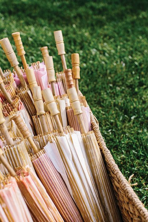 Wedding Party Favors For Guests, Parasol Wedding, Paper Parasol, Edible Wedding Favors, Umbrella Wedding, Beach Wedding Favors, Garden Party Wedding, Diy Wedding Favors, Unique Wedding Favors