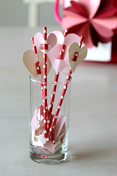 Create Valentines Day Straw topper with heart, also great for pencils (parties, teachers, and classrooms!) Straw Heart, Valentine Tea, Easy Valentines, Valentinstag Party, Toppers Diy, Diy Heart, Straw Toppers, Preschool Valentines, Kids Crafting