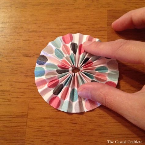 How To Make Round Paper Fans, Round Paper Fan Diy, How To Make Paper Rosettes, Paper Circle Crafts, How To Make Rosettes, 2023 Ornaments, Paper Medallions, Circle Paper, Card Playing