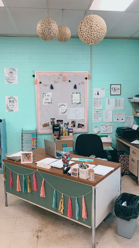 Teacher Desk Inspiration, Teacher Desk Decorations, Tropical Desk, Teacher Desk Areas, Boho Teacher, Classroom Boards, Classroom Desk, School Desk, Future Teacher