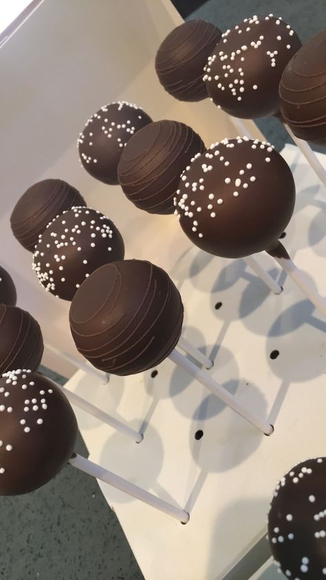 Triple chocolate fudge cake pops by NeniSweetPops @instagram Cake Pop Drizzle, Cake Pops Astethic, Dark Chocolate Cake Pops, Cake Pops Aesthetic, Cake Pops Simple, Triple Chocolate Fudge Cake, Fancy Cake Pops, Chocolate Cake Pop, Cake Pops Chocolate