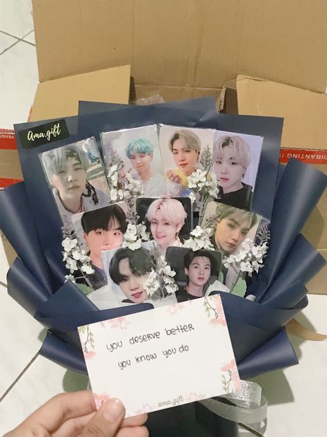 Bouquet Of Photocard, Pc Bouquet Kpop, Photocard Bouquet Kpop, Photocard Flower Bouquet, Photo Card Bouquet, Photocard Gift Ideas, Buket Photocard, Kpop Flower Bouquet, Photocard Bouquet