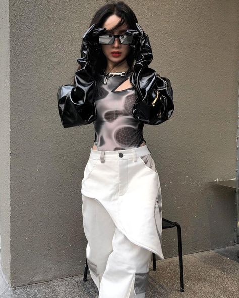 Futuristic Leather Outfit, Future Aesthetic Sci Fi Outfit, Y2k Sci Fi Fashion, Futuristic Streetwear Women, Retrofuturism Aestethic Fashion, Sci Fi Fits, Sci Fi Aesthetic Outfit, Cyberpunk Fashion Futuristic Clothing, Futuristic Outfits Aesthetic