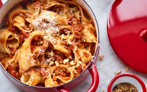 Joe Wicks’ lentil Bolognese recipe is a veggie twist on a family favourite and it’s perfect for those who are trying to cut down on meat and save some money! If you loved Joe’s Lean in 15 recipes, you’re sure to be a big fan of his new veggie book. The lentil Bolognese is also suitable for freezing which makes it perfect for midweek family meals! #veggiebologneserecipes #joewicksrecipe #healthyjoewicksrecipe #easyfamilydinners #midweekmeals #30minutemeals Fall Tacos, Joe Wicks Recipes, Tacos Vegetarian, Vegetarian Party, Lentil Recipe, Lentil Bolognese, Dinner Family, Joe Wicks, Bolognese Recipe