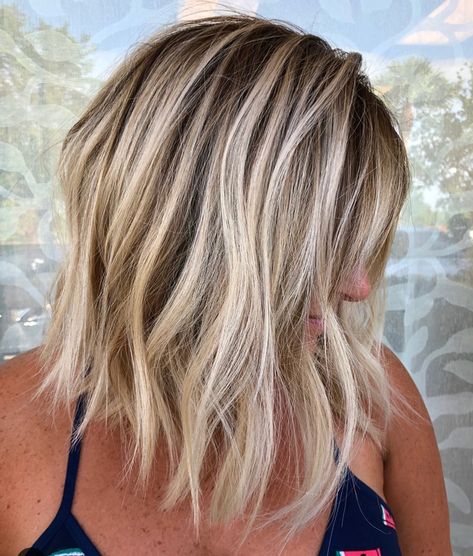 Gorgeous short-to-long bob with a beautiful balayage to match. Love how beachy these waves are. Beachy Long Bob, 16 Hairstyles, Short Long Bob, Bayalage Blonde, Sunkissed Hair, Blonde Foils, Blond Highlights, Surf Hair, Inverted Long Bob