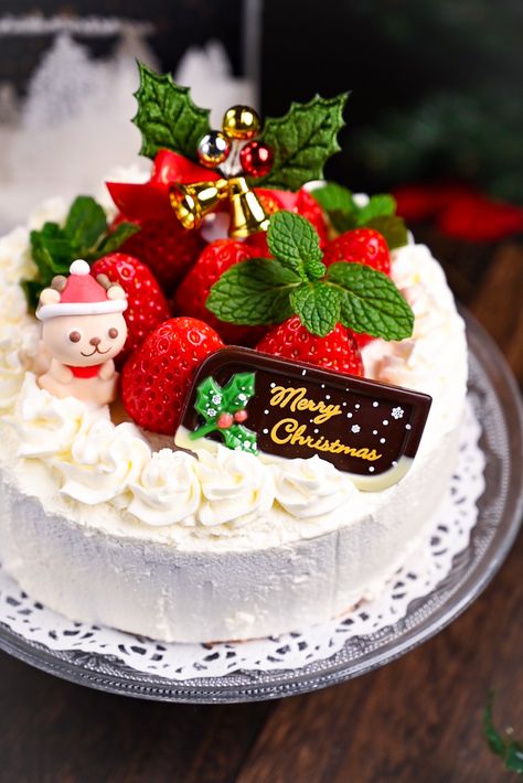 Light and fluffy spongecake with fresh whipped cream and strawberries. This elegant dessert uses simple, accessible ingredients and is a real show stopper! Christmas in Japan is always celebrated with strawberry shortcake and KFC. Add a Japanese twist to your Christmas Day! #japanesefood #japaneserecipe #japanesecooking #christmascake #christmasrecipes #strawberryshortcake #spongecake #baking #strawberries #whippedcream #cakes #strawberrycake #cakedecorating #tasty #delicious #sweet #ichigo Japanese Strawberry Shortcake, Japanese Christmas Cake, Christmas Dinner Recipes, Celebration Desserts, Simple Desserts, Japanese Christmas, Christmas Cake Recipes, Christmas Food Dinner, Christmas Food Desserts