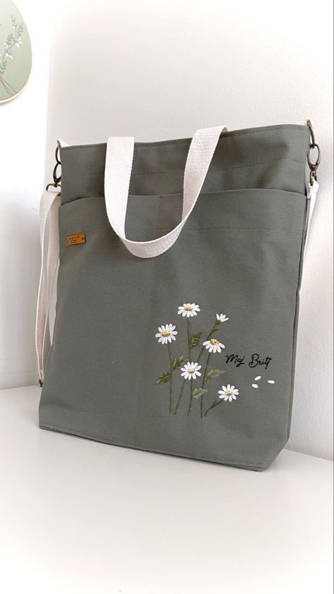 Embroidery On Sling Bag, Art Bag Design, Craft With Cloth, Bag Fabric Design, Embroidery On Purse, Embroidery On Bags Totes, Embroidery On Bags Ideas, Handmade Tote Bags Diy, Tote Bag With Embroidery