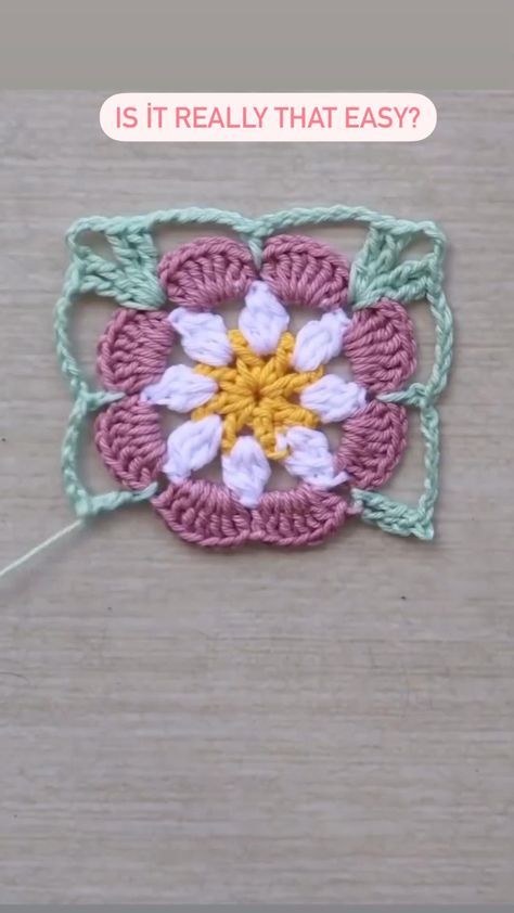 Crochet floral square #crochetflowersquare #grannysquaresrock #crochet #crochetdaisyblanket Crochet Flower Granny Square Pattern, Pola Topi, Háčkované Lemy, Pola Kotak, Granny Square Crochet Patterns Free, Quick Crochet Patterns, Crochet Stitches Video, Crochet Things, Crochet Handbags Patterns