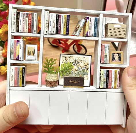 Miniature Rooms Diy, Diy Tiny Books, Miniature Bookshelf, Mini Books Diy, Barbie House Furniture, Room Box Miniatures, Molduras Vintage, Doll Furniture Diy, Diy Doll Miniatures