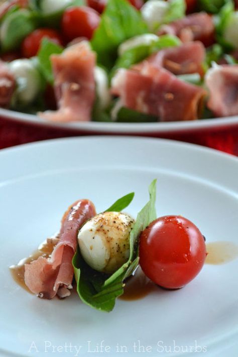 Prosciutto Caprese Bites For a light yet flavorful appetizer, try this combination of salty prosciutto, fresh mozzarella, and juicy tomato. Prosciutto Caprese, Caprese Bites, Fresh Appetizers, New Year's Eve Appetizers, Holiday Appetizers Easy, Holiday Appetizers Recipes, Wedding Appetizers, Elegant Appetizers, Finger Food Appetizers