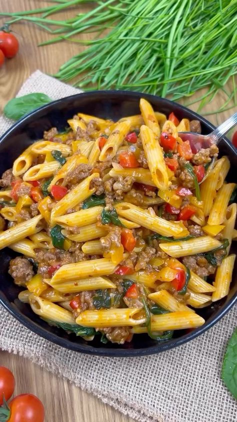 Healthy Recipes🥗🌱🍏 | How to make quick and delicious Pasta with minced meat, peppers, spinach and cheese! 🧀 (via: @foodwerk.de) Ingredients for 3-4… | Instagram Pasta With Minced Meat, Italian Herbs, Delicious Pasta, Yellow Pepper, Minced Meat, Recipe Board, Spinach And Cheese, Recipe Boards, Red Onion