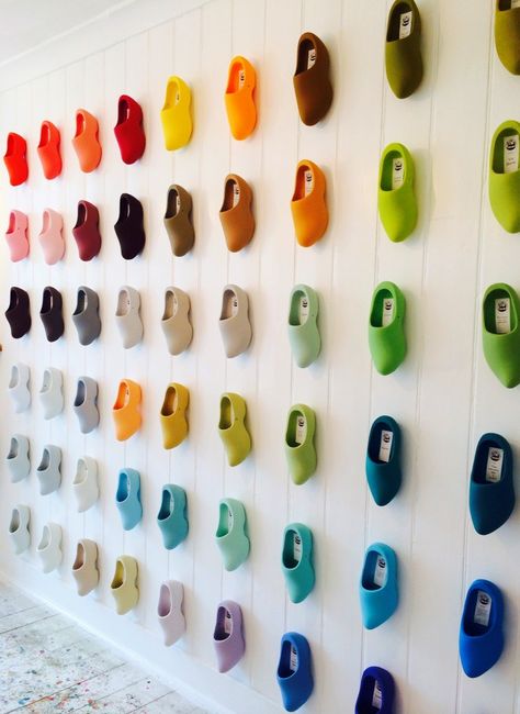 Paint Store Design, Colourful Objects, Retail Wall Displays, Paint Display, Vendor Booth Display, Happy Store, Colour Display, Paint Store, Jewelry Store Design