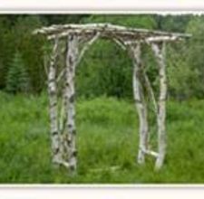 Arbor made with branches. Rustic Trellis, Rustic Arbor, Arbors Trellis, Rustic Wedding Backdrops, Garden Arbor, Small Backyard Gardens, House Deck, Diy Pergola, Garden Trellis