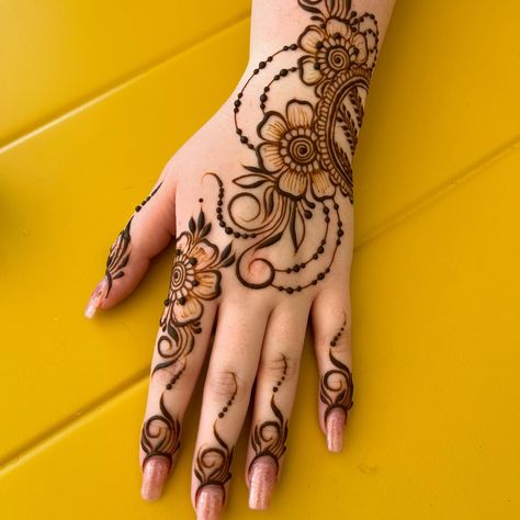 OCTOBER EVENTS! Make sure to mark your calendars and get this spooky henna designs! From pumpkins 🎃 to skeletons ☠️ to spiderwebs 🕸️, or flowers! 💐(My fav 😉) designs are fully customizable! I’ll see you soon 🤩 Henna For Diwali, Spooky Henna, Mehendi Tattoo, October Events, See You Soon, Henna Designs, Diwali, See You, Pumpkins