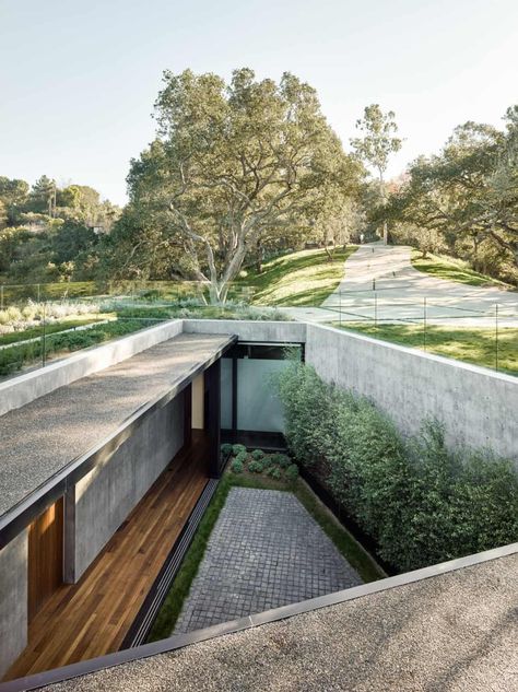 Spectacular minimalist home carved into the hillside of Los Angeles Dream Houses, Case Sotterranee, Minimalist Exterior, House Minimalist, House Contemporary, Glass Railings, Architecture Buildings, Underground Homes, Design Exterior