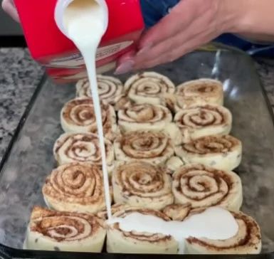 Pillsbury Cinnamon Roll Recipes, Cinnamon Roll Desserts, Canned Cinnamon Rolls, Easy Cinnamon Rolls Recipe, Pillsbury Cinnamon Rolls, Cinnamon Roll Icing, Cinnabon Cinnamon Rolls, Cinnamon Roll Recipe Homemade, Cinnamon Roll Casserole