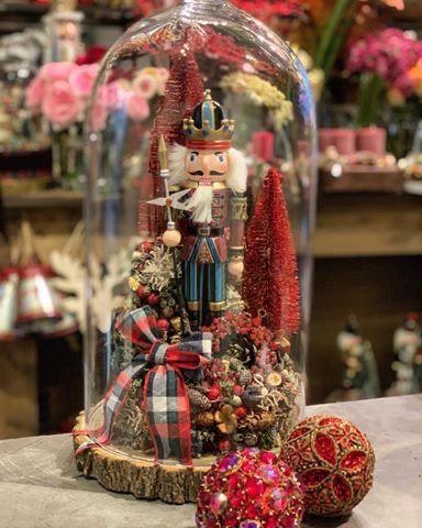 Christmas Toy Shop, Nutcracker Christmas Tree, Nutcracker Christmas Decorations, Christmas Vignettes, Christmas Arrangements, Christmas Display, Nutcracker Christmas, Christmas Floral, Easy Christmas