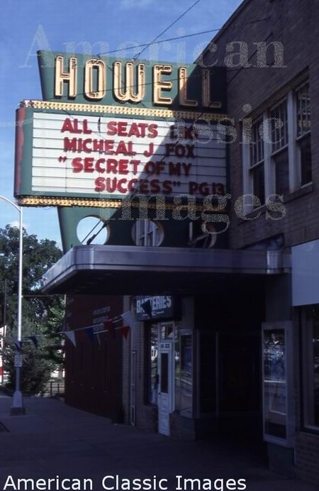 Howell Theatre - Howell, Michigan Howell Michigan, Michigan Rocks, Vintage Movie Theater, Movie Marquee, Historic Pictures, Michigan Girl, Michigan History, Lake Garden, Movie Theaters