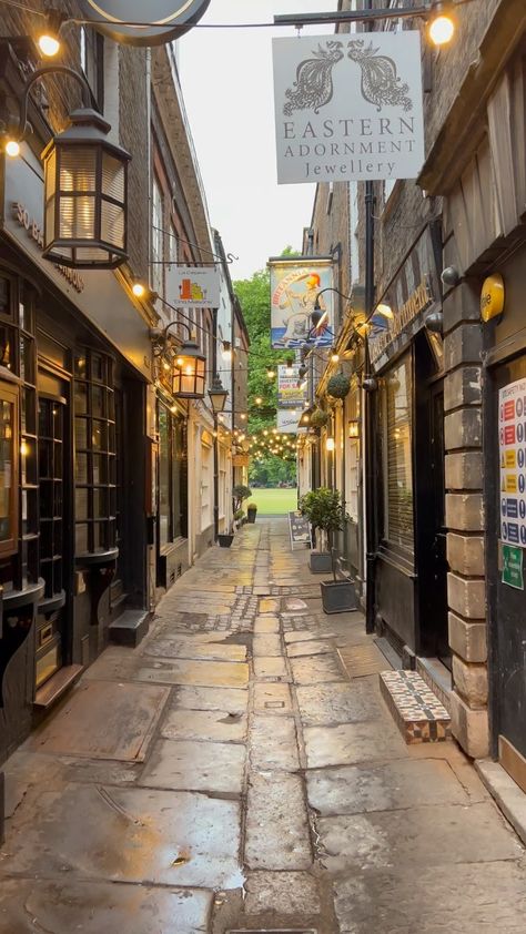 London Aesthetic Vintage, London Photography Instagram, London Alley, Richmond England, London Background, London Richmond, London Village, London Locations, Richmond London