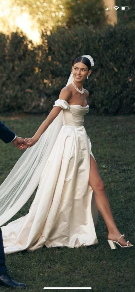 Wedding Dresses 90s, 90s Wedding Dress, Italian Wedding Dress, Wedding Dress Aesthetic, Classical Wedding, Petite Bride, Old Hollywood Wedding, Petite Wedding Dress, Timeless Wedding Dress