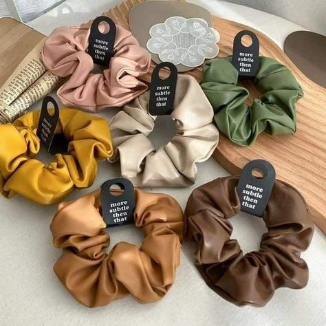 Hair Accessories Business Ideas, Hair Accessories Packaging Ideas, Scrunchie Branding, Packaging Ideas For Scrunchies, Scrunchie Packaging, Hair Accessories Packaging, Rings For Ladies, Diy Hair Scrunchies, Diy Hair Accessories Ribbon