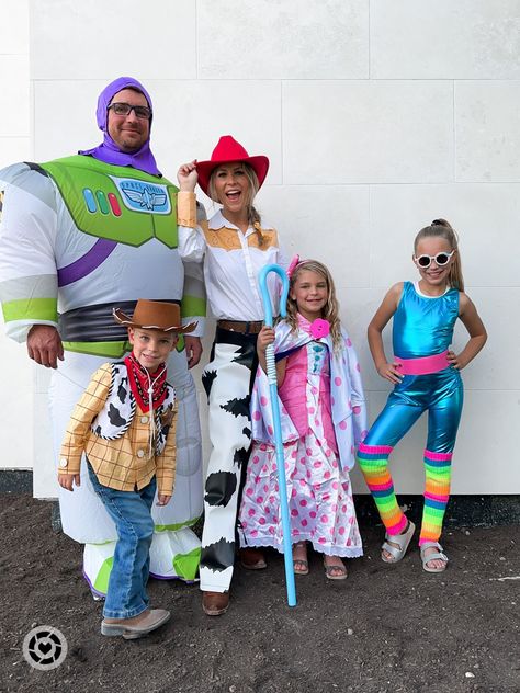 Toy Story Family Of 5 Halloween Costume Halloween Costume For Family Of Five, Unique Family Costume Ideas, Family Matching Halloween Costumes, Barbie Costume Toy Story, Family Of 7 Halloween Costumes, Toy Story Group Halloween Costumes, Toy Story Halloween Costumes Families, Family Costume Ideas For 4 Halloween, Halloween Costumes Family Of Five