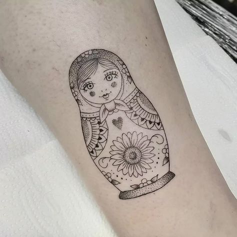 Babushka Tattoo, Traditional Ukrainian Tattoo, Henna Kids, Sasha Tattoo, Russia Tattoo, Matryoshka Tattoo, Russian Doll Tattoo, Old Style Tattoos, Nesting Doll Tattoo