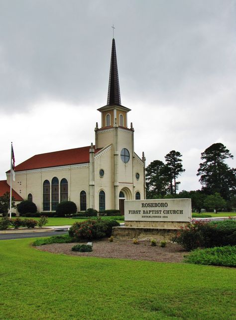 https://flic.kr/p/pf3ogC Roseboro First Baptist Church is on North Carolina Highway 242 on the north side of town in Roseboro, North Carolina in Sampson County. Church House, Church Architecture, Baptist Church, North Carolina, Siding, House Styles, Architecture