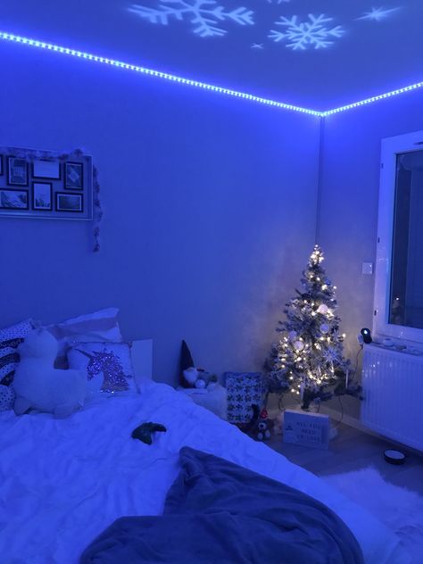 Blue Christmas Room Decor, Winter Wonderland Room Decor, Winter Themed Room, Winter Room Ideas, Blue Christmas Bedroom, Blue Christmas Aesthetic, Winter Room Decor, Cozy Window Nook, Blue Lifestyle