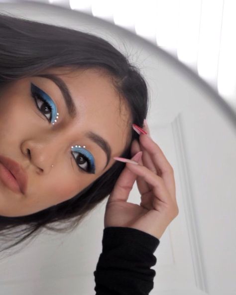 Rhinestone Eyeshadow, Ombré Eyeshadow, Halsey Makeup, Fun Eye Makeup, Look Euphoria, Winged Eyeshadow, Blue Eye Look, Baby Blue Eyeshadow, Eyeshadow Blue