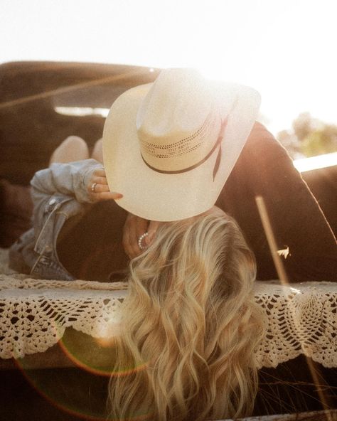 “i love a you in a cowboy hat seems like i’ve been to heaven and back” ☆ i love being able to incorporate my dad’s old truck into my photoshoots! this was a session i had been envisioning for so long and i am so thankful we finally got to bring it to life! i can always trust that raven and christian will bring the heat to their sessions with me! i love working with these two! ♡ i have sooo many more to share from this session but here are just a few sneaks! ☆ - - - #sarahmoorephotography #b... White Cowboy Boots Engagement Photos, Old Truck With Flowers, Cowboy Boots Couple Pictures, Bed Of Truck Photoshoot, Cowboy And Cowgirl Photoshoot, Cowgirl Truck Photoshoot, Western Truck Photoshoot, Back Of Truck Photoshoot, Ranch Wife Aesthetic