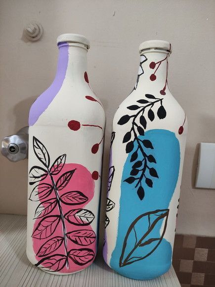 Glass Bottle Diy Projects, Hand Painted Wine Bottles, Painted Bottles, Boho Crafts Diy, Glass Bottle Diy, Diy Wall Art Decor, Glass Bottles Art, Wine Bottle Diy Crafts, Painted Wine Bottles