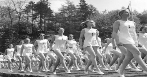 German Girls Performance -1941 - Bundesarchiv Bild 183-2000-0110-500  CC-BY-SA 3 cover. Leni Riefenstahl, 1 Mai, German Girls, German Women, Foto Vintage, Interesting History, Women In History, World History, Historical Photos