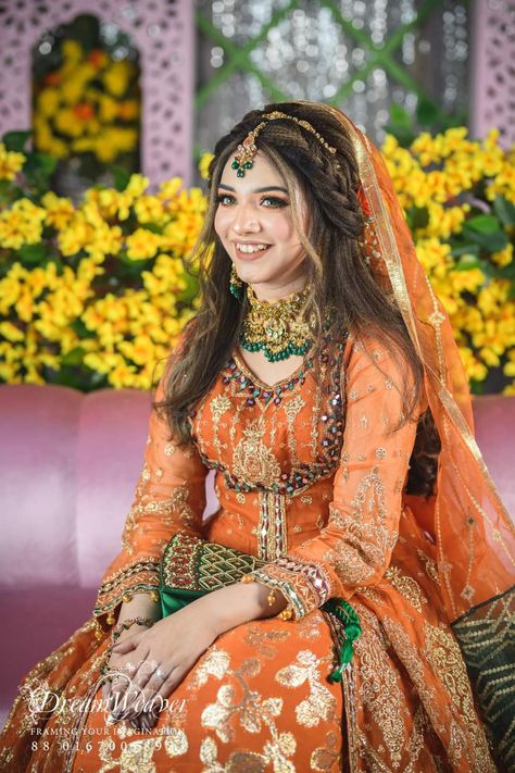 Pakistani Bridal Hairstyles, Mehndi Hairstyles, Pakistani Bridal Lehenga, Pakistani Mehndi, Haldi Outfits, Mehndi Dresses, Pakistani Bridal Makeup, Mehndi Dress, Bridal Makeup Images