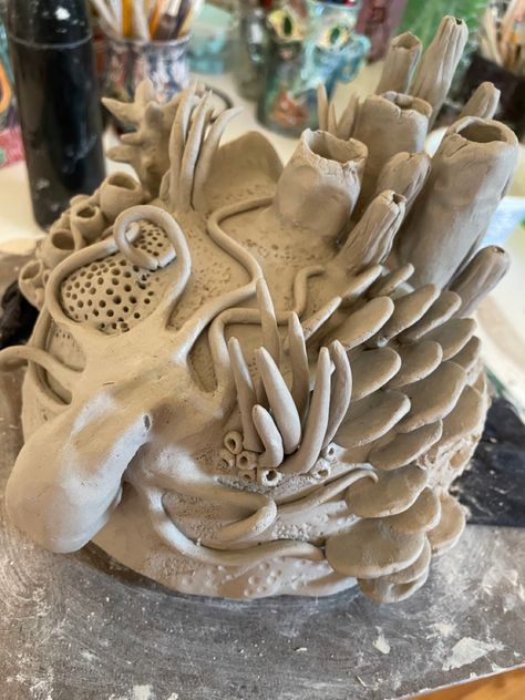 INSTA: yobenice.studio Clay Under The Sea, Ceramic Waves Sculpture, Sea Life Pottery, Coral Clay Sculpture, Underwater Ceramics, Coral Ceramics, Clay Coral Reef, Coral Reef Sculpture, Ocean Ceramics