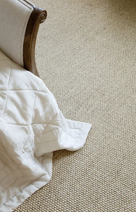 Textured natural sisal floor in a bedroom Compact Room, Sisal Flooring, Flat Weave Carpet, Decoration Shabby, Sisal Carpet, Natural Carpet, Textured Carpet, Carpet Trends, Natural Flooring