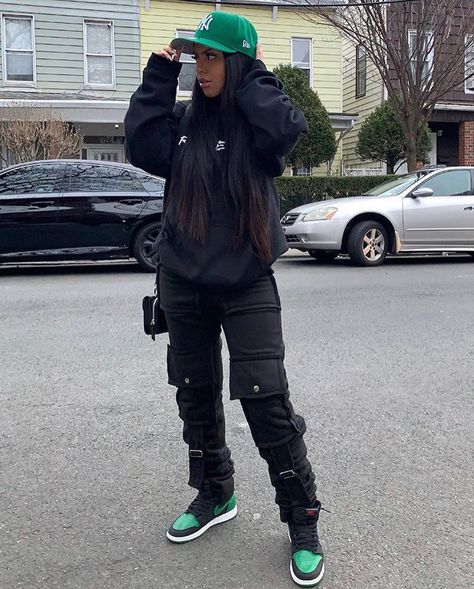 EL 🔥 on Instagram: ““sucka free”” Estilo Tomboy, Teenage Outfits, Fashion 90s, Tomboy Outfits, Tomboy Style Outfits, Chill Outfits, Looks Street Style, Streetwear Fashion Women, Teenager Outfits