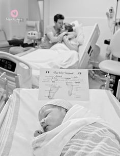 Great hospital picture. I never wanted an up close and personal picture of me right after giving birth. This is a great idea! Delivery Room Photography, Delivery Room Photos, Foto Kelahiran, Photo Bb, Foto Kids, Hospital Photography, Hospital Pictures, Baby Fotografie, Birth Photos