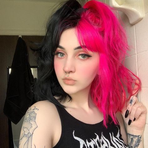 hailey 🕸🕷 on Instagram: “back 2 my roots 🖤 @manicpanicnyc hot hot pink #manicpanic #pinkhair #splitdye #hair #hairinspo” Pink Chunky Highlights, Goth Angel Sinner, Half Colored Hair, Goth Angel, Half And Half Hair, Split Dye, Pink And Black Hair, Split Dyed Hair, Chunky Highlights