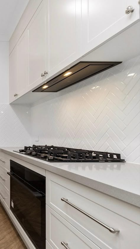 Hamptons Kitchen Splashback, White Kitchen Shaker, Herringbone Splashback, White Tile Splashback, White Kitchen Splashback Ideas, Herringbone Backsplash Kitchen, Modern Kitchen Splashbacks, Kitchen Shaker Style, Hampton Style Kitchen