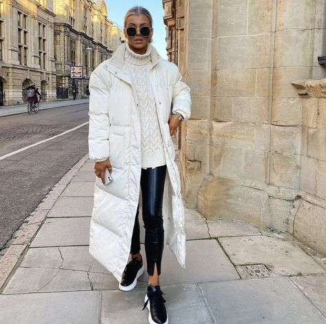 White Parka Outfit, White Puffer Coat Outfit, Puffer Coat Street Style, White Puffer Jacket Outfit, Parka Outfits, Long Puffer Jacket Outfit, 80s Outfit Ideas, Puffer Coat Outfit, Winter Office Outfit