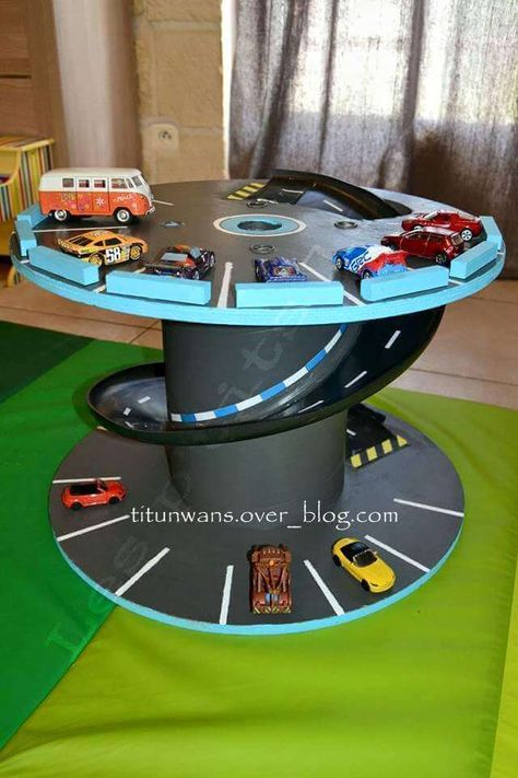 Garage for small cars | DIY Race Car Tracks for Kids - FarmFoodFamily Diy Race Car, Car Tracks For Kids, Garage Small, Race Car Track, Galaxy Slime, Small Kids Room, Toy Garage, Vintage Jeep, Baby Food Storage