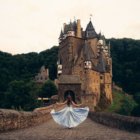 Castle Aesthetic Photoshoot, Castle Photoshoot Ideas, Medieval Photoshoot, Castle Photoshoot, Inside Photography, Castle Photography, Magical Photography, Fairytale Photoshoot, Castle Photo