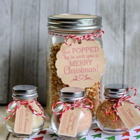 Homemade Popcorn Gift Set- This homemade popcorn gift set is perfect for all occasions. It comes with 3 different popcorn seasonings and they are all delicious and easy to mix up! And it even comes with free printable Christmas gift tags! | #popcorn #diyGift #foodGift #homemadeGift #ACultivatedNest Popcorn Gift Ideas, Popcorn Christmas Gifts, Funfetti Popcorn, Homemade Popcorn Seasoning, Xmas Food Gifts, Popcorn Gift Basket, Popcorn Seasonings, Diy Gifts In A Jar, Free Printable Christmas Gift Tags