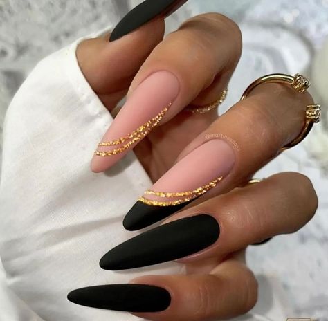 Nails Inspiration Matte, Classy Black Nails, Classy Nail Art Ideas, Black Gold Nails, Black Nails With Glitter, Glitter Accent Nails, Classy Nail, Gold Nail Designs, Matte Black Nails